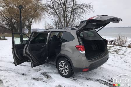 Subaru Forester 2021, portes et hayon ouverts